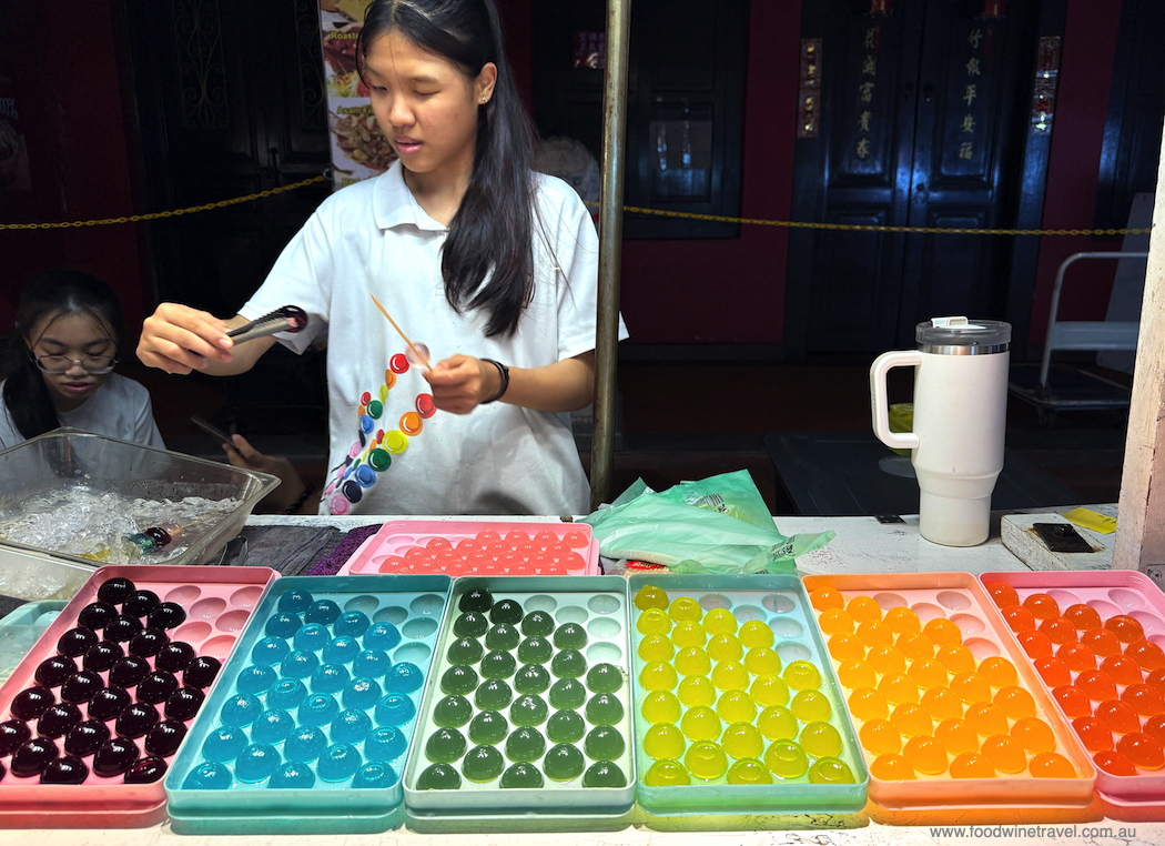 Dodol: jellies made from agar agar in flavours such as gula melaka, pandan and durian.